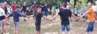 Kinder spielen gemeinsam im Englisch Camp