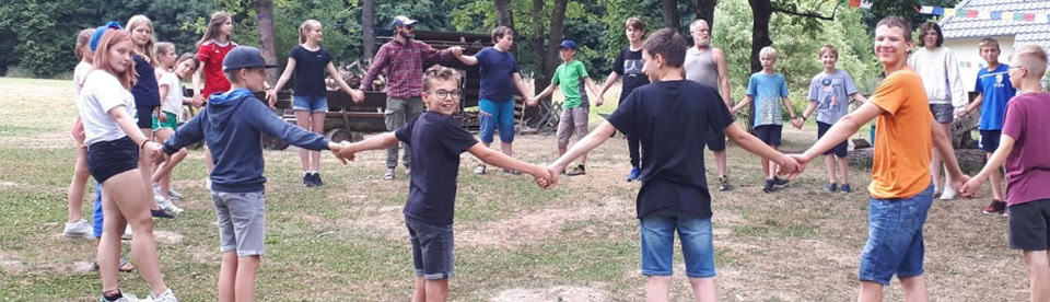 Kinder spielen gemeinsam im Englisch Camp
