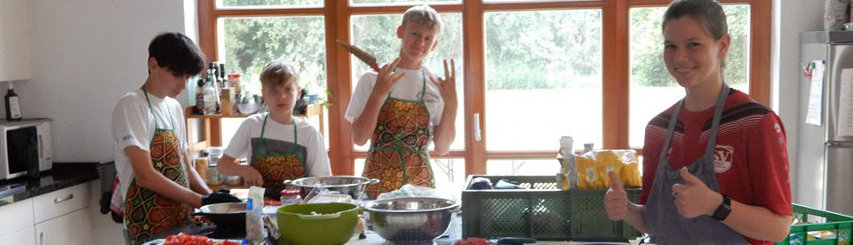 Kinder kochen gemeinsam in der Küche