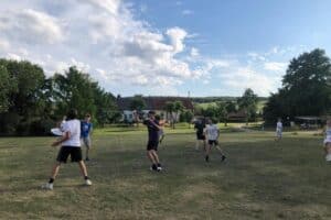 Kinder spielen auf der Wiese