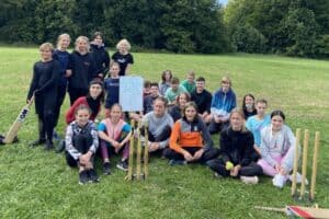 Kinder spielen Cricket im Englisch Sport Camp