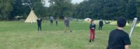 Kinder spielen Baseball auf der Wiese