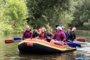 Familie auf dem Kanu im Familien Kanucamp