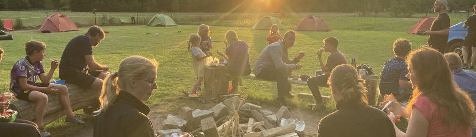 Familien am Lagerfeuer im Familien Kanucamp