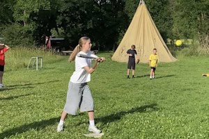 Ein Mädchen spielt Baseball