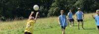 Jungen spielen Ball