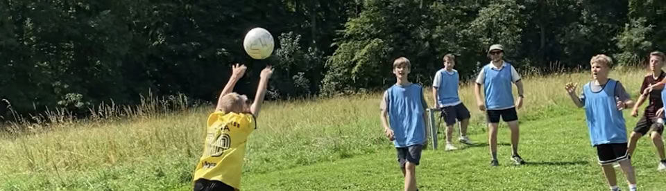 Jungen spielen Ball