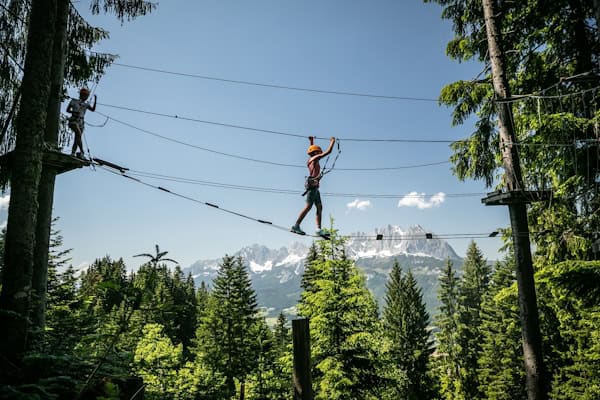 Junge klettert in Klettergarten