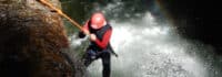 Abseilen vom Fels beim Canyoning