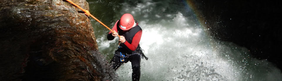 Abseilen vom Fels beim Canyoning