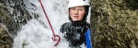 Junge beim Canyoning