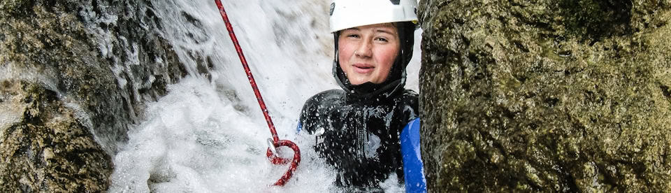 Junge beim Canyoning