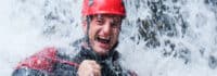 Vater lacht beim Canyoning