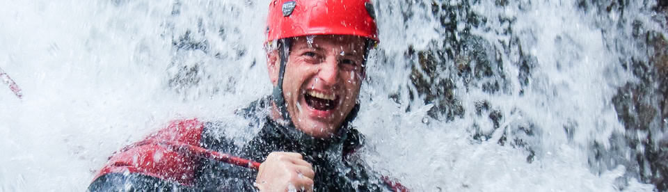 Vater lacht beim Canyoning