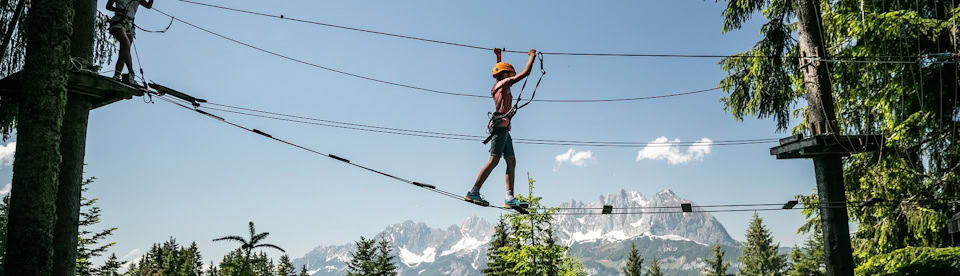 Junge im Klettergarten