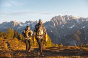 Vater und Sohn wandern