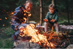 Lagerfeuer im Vater Sohn Herbstcamp