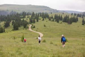 Mütter und Söhne wandern im Camp