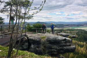 Wandern im Herbstcamp für Mutter und Sohn