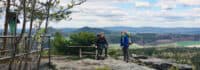 Wandern im Herbstcamp für Mutter und Sohn