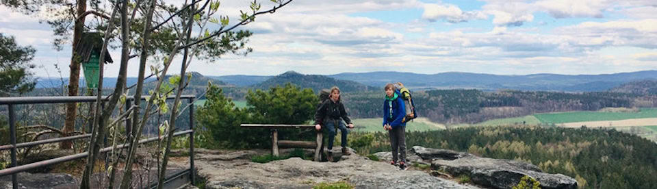 Wandern im Herbstcamp für Mutter und Sohn