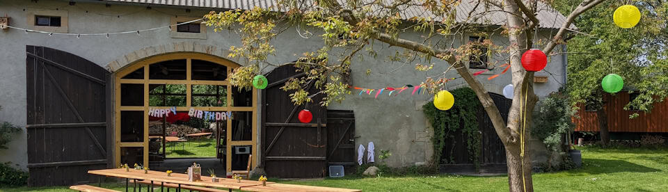 Bunte Ballons hängen vor der Unterkunft