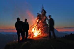 Lagerfeuer im Survival Camp für Vater und Sohn