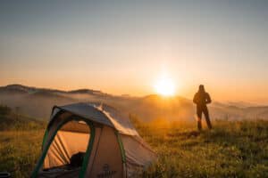 Zelten im Survivalcamp für Vater und Sohn