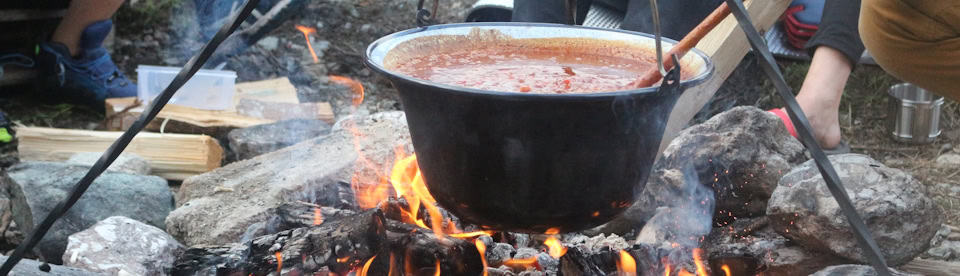 Essen wird über dem Feuer zubereitet