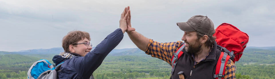 Vater und Sohn geben sich High Five