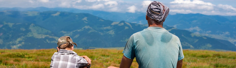 Vater und Sohn sitzen nebeneinander