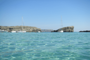 Türkisblaues Wasser zeichnet die Strände in Malta aus
