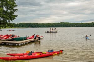 Jugendliche am See