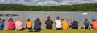 Jugendliche sitzen am See