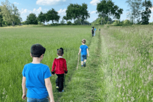 Kinder laufen durch Feld