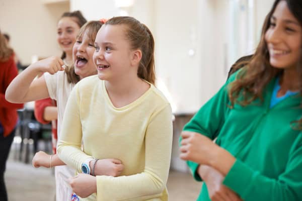 Mädchen beim Tanzen im Englisch und Tanzcamp in Regen