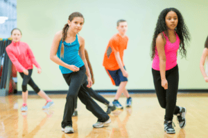 Kinder Tanzen im Feriencamp mit Englisch