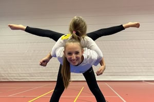 Mädchen turnen im Sportcamp