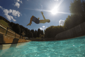Sprung in den Pool im Actioncamp Österreich in den Alpen