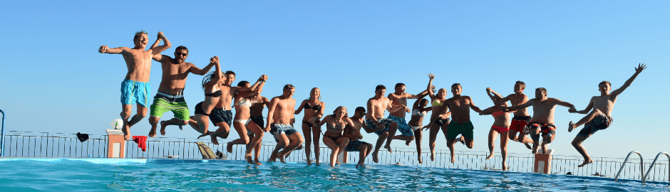 Gruppe von Jugendlichen springt in einen Pool