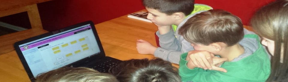 Kinder schauen gemeinsam auf einen Laptop