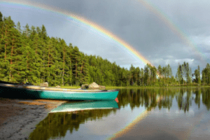 Kanu mit Regenbogen