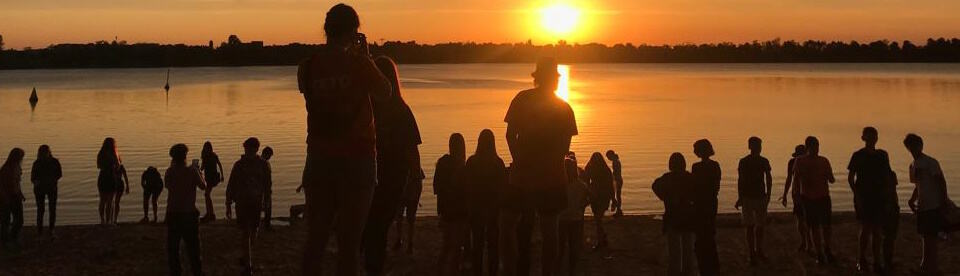 Gruppe am See beim Sonnenuntergang