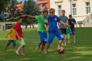 Kinder spielen Fußball