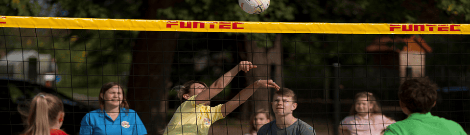 Kinder die Volleyball spielen