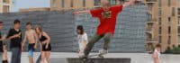 Junge springt mit einem Skateboard in die Höhe