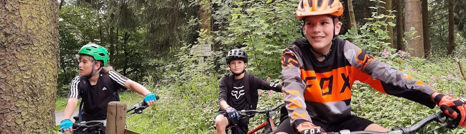 3 Jungs beim Fahrrad fahren