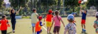 Kinder spielen Football im Outdoor Camp