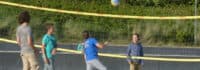 Kinder spielen Beachvolleyball