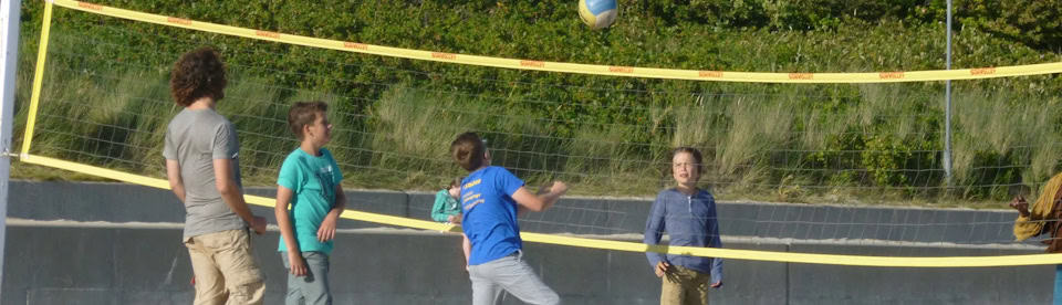 Kinder spielen Beachvolleyball